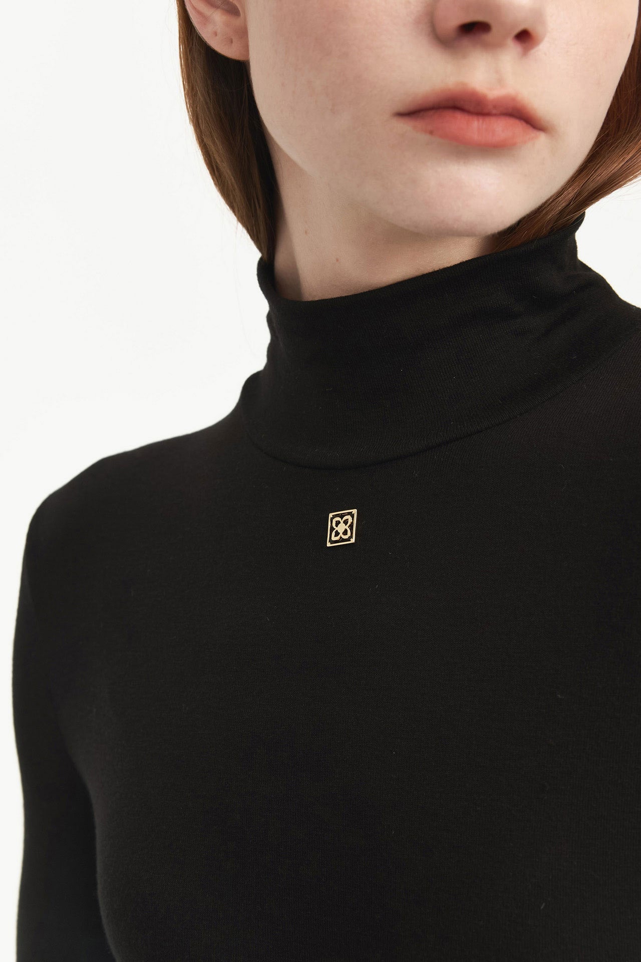 HIGH NECK TOP
