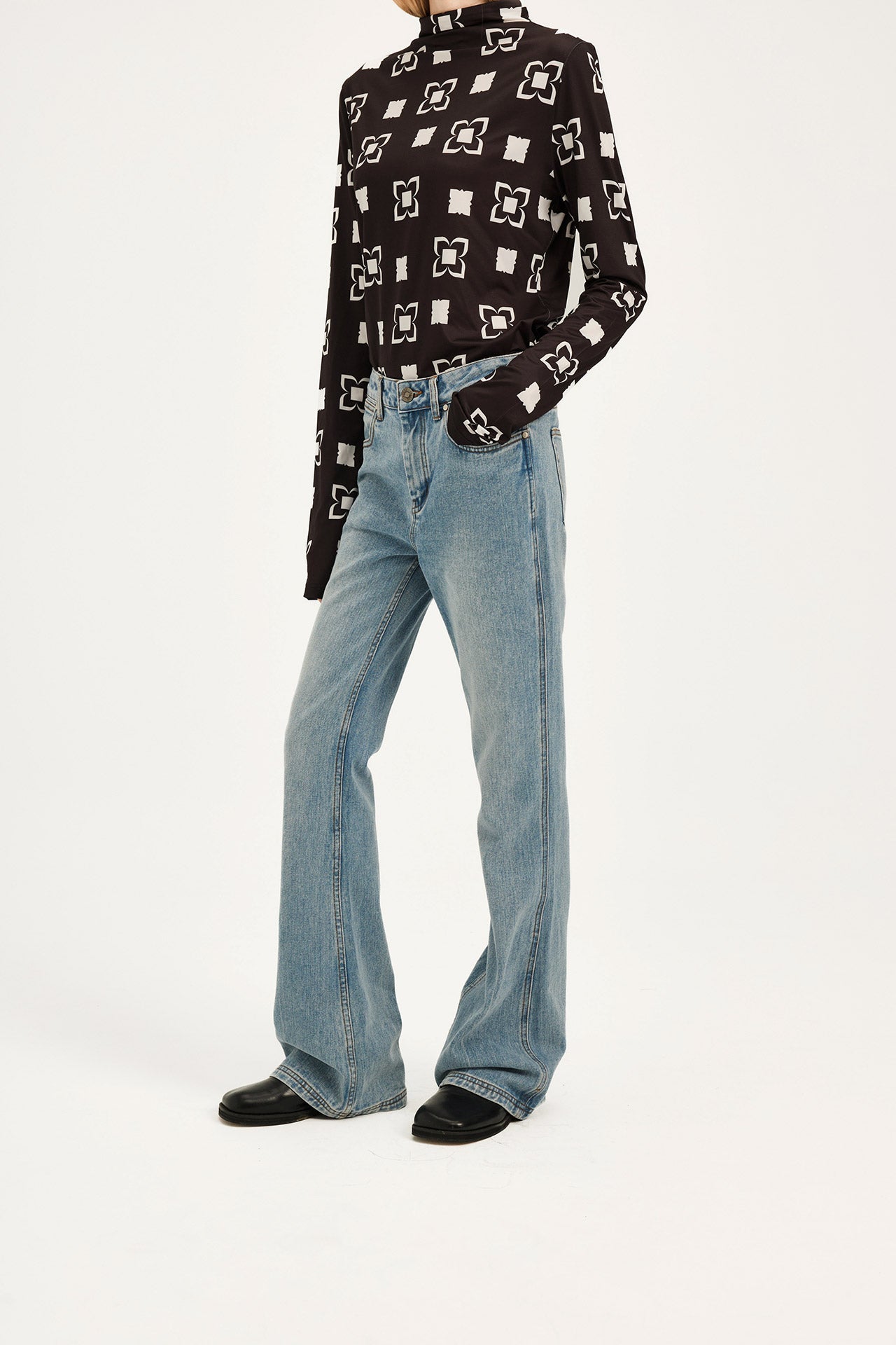 FLARED JEANS
