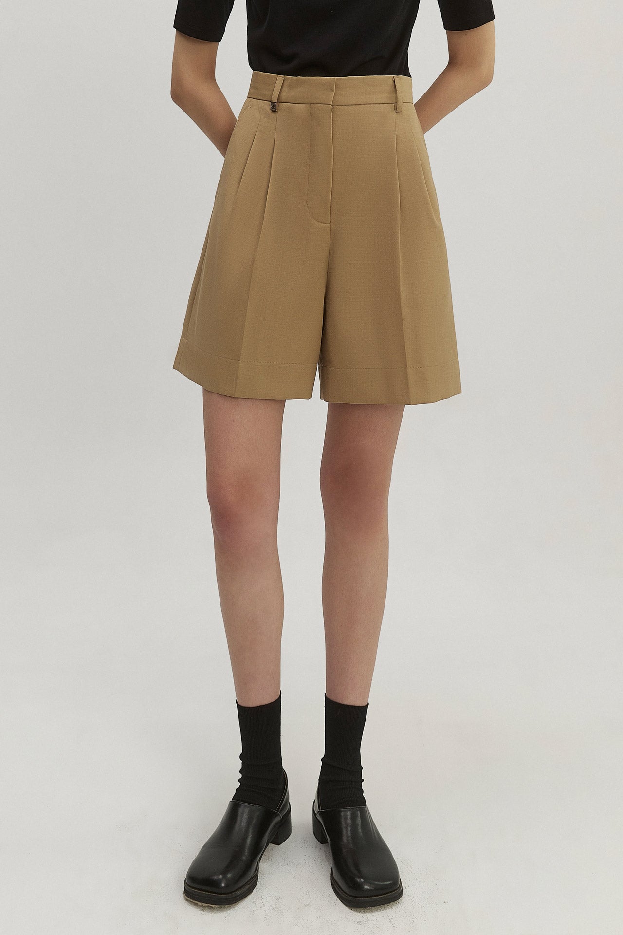 PLEATED SHORTS